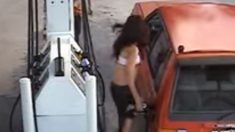 À voir : une femme est projetée en l’air alors qu’elle tentait de voler de l’essence