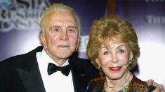 Kirk Douglas célèbre le 100e anniversaire de sa femme, Anne Buydens, et raconte comment leur amour a commencé