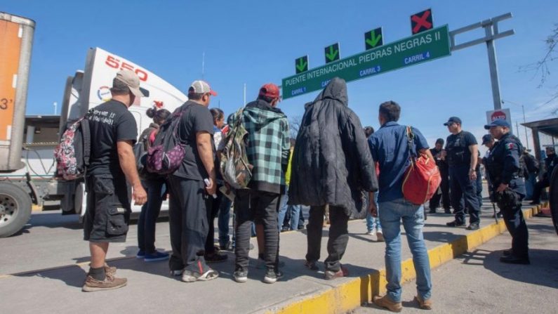 Seize migrants d'Amérique centrale traversent le Pont international II pour être interrogés par les autorités américaines de l'immigration et éventuellement obtenir l'asile, à Piedras Negras, État de Coahuila, Mexique, à la frontière avec les États-Unis, le 16 février 2019. (Julio Cesar Aguilar/AFP/Getty Images)
