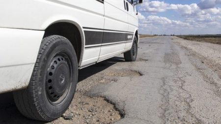 Un malaise cardiaque mettant la vie d’un homme en danger est « soigné » lorsque l’ambulance heurte un nid-de-poule