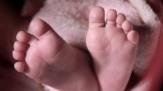 Les médecins luttent pour sauver la vie d’un bébé texan né sans peau