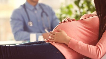 Un couple choisit les médias sociaux pour transmettre un message aux mamans qui ont l’intention d’avorter : « Nous allons adopter votre bébé »