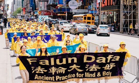 Un défilé de près de 10 000 personnes à New York souligne la persécution du Falun  Gong en Chine