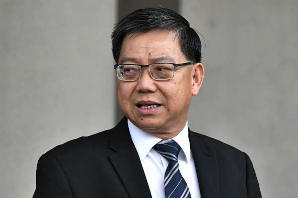 Tan Hock Chuan, avocat de l'accusé Ng Chong Hwa. La Malaisie a procédé à l'extradition aux États-Unis d'un ancien banquier de Goldman Sachs impliqué dans le 1MDB, un investissement de plusieurs milliards de dollars scandale, alors même qu'il fait face à des accusations dans le pays de l'Asie du Sud-Est. (Photo : STR / AFP / Getty Images)