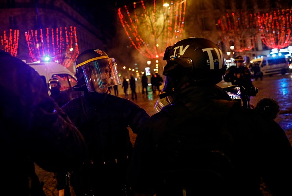 Un policier s'adresse à un journaliste de la télévision. Paris le 22 décembre 2018        (Photo : SAMEER AL-DOUMY/AFP/Getty Images)