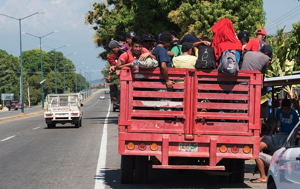 -Le sud du Mexique le 19 janvier 2019 des centaines de Sud-américains sont entrés illégalement au Mexique alors que la dernière caravane de migrants tentait pour atteindre les États-Unis a commencé à franchir la frontière mexicaine-guatémaltèque en masse. Photo par ALEJANDRO MELENDEZ / AFP / Getty Images.