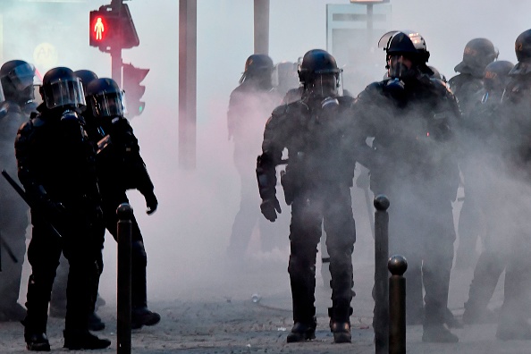 Forces de l'ordre au milieu de la fumée de gaz lacrymogène lors d'une manifestation des "gilets jaunes" à Bordeaux, le 2 février 2019. (Photo : GEORGES GOBET/AFP/Getty Images)