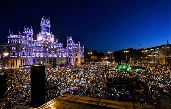 -Des gens brandissant des drapeaux catalans 'estelada' indépendantistes, s'emparent de la place Cibeles lors d'une manifestation contre le procès des dirigeants séparatistes catalans à Madrid le 16 mars 2019. Photo OSCAR DEL POZO / AFP / Getty Images.