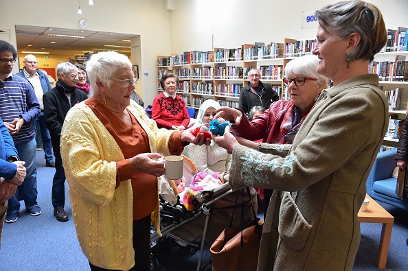 -June Duckworth, une expatriée britannique âgée de 76 ans, montre ses tricots à ses collègues lors de l'événement hebdomadaire "Coffee House" organisé par la bibliothèque anglophone à Angers, dans le nord-ouest de la France, le 5 avril 2019. Photo de JEAN-FRANCOIS MONIER / AFP / Getty Images.