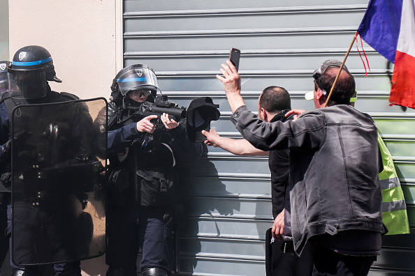 Un policier pointe un lance-balles défensif en caoutchouc de 40 millimètres LBD (LBD 40) en direction des manifestants lors d'une manifestation des gilets jaunes pour le 23e samedi suivant, le 20 avril 2019 à Paris.   (Photo : ZAKARIA ABDELKAFI/AFP/Getty Images)