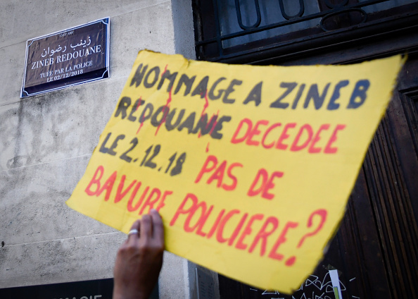 Une pancarte sur laquelle on peut lire "Hommage à Zineb Redouane, décédée le 2 décembre 2018. Pas de bavure policière ?" à côté d'une plaque de rue rebaptisée par les manifestants en hommage à la victime. (Photo : GERARD JULIEN/AFP/Getty Images)