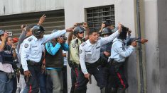 Venezuela: Maduro dit avoir mis en échec de l' »escarmouche putschiste »