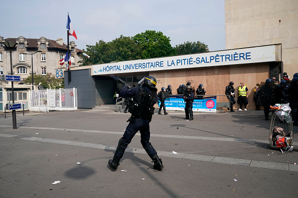 PARIS : Les forces de l'ordre tente de contenir des manifestants devant le bâtiment de la Pitié Salpêtrière des hôpitaux universitaires. (Photo : Christopher Furlong/Getty Images)
