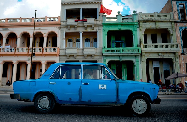 Une voiture de marque russe Lada dans une rue de La Havane le 24 avril 2019. La perspective attise les fantômes de la région: la Russie avance ses pions à Cuba en se souvenant de la grande époque du bloc soviétique, mais sans intention de subventionner l'île, avertissent les experts. (Photo : YAMIL LAGE / AFP / Getty Images)