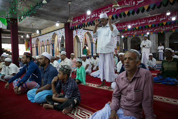 -Des fidèles sont vus à la prière du vendredi le 3 mai 2019 à Kattankudy, Sri Lanka. La police sri-lankaise a publié les noms des neuf suspects qui ont fait exploser les bombes lors des attentats-suicide de Pâques, dont beaucoup provenaient de la ville de Kattankudy (est), une région musulmane densément peuplée entourée de villes à majorité tamoulo-hindoue. Selon la police, les personnes expulsées viennent principalement de Bangladesh, d'Inde, des Maldives et du Pakistan. Photo par Allison Joyce / Getty Images.