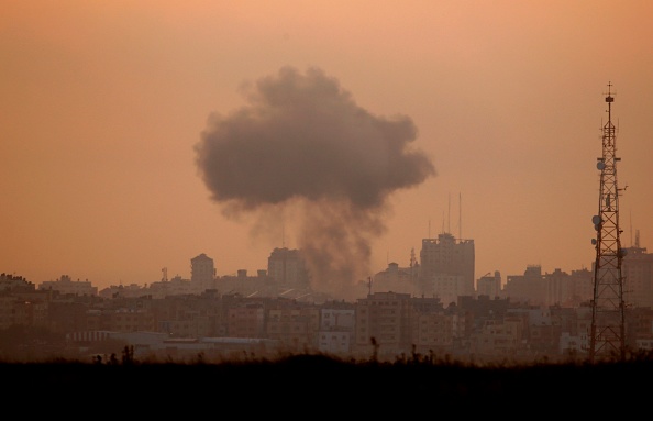 De la fumée s'échappe d'un quartier de la ville de Gaza qui a été ciblé lors d'une frappe aérienne israélienne sur l'enclave palestinienne dirigée par un groupe terroriste islamique de Gaza, le 5 mai 2019. (Photo par  JACK GUEZ/AFP/Getty Images)