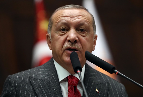 Recep Tayyip Erdogan, président du parti au pouvoir s'adresse aux membres du parti lors de la réunion du groupe parlementaire de son parti à la Grande Assemblée nationale de Turquie le 7 mai 2019 à Ankara. M. Erdogan a salué la décision controversée de réorganiser les récentes élections à Istanbul après le dépôt de plaintes pour corruption, considérée comme la "meilleure mesure" pour le pays.(Photo : ADEM ALTAN/AFP/Getty Images)