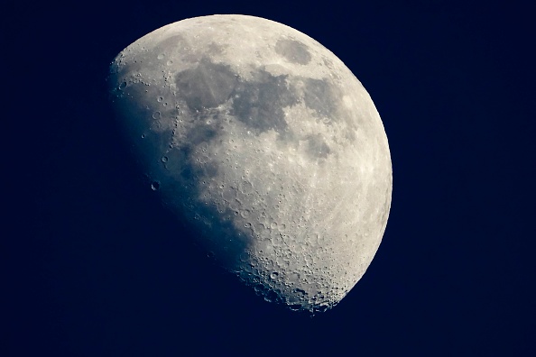 Une photo prise à Cannes en France le 13 mai 2019 montre une vue de la lune. La Lune se contracte régulièrement, causant des rides à sa surface et des tremblements de terre, selon une analyse des images capturées par Lunar Reconnaissance Orbiter (LRO) de la NASA, publié le lundi 13 mai 2019. (Photo : LAURENT EMMANUEL/AFP/Getty Images)