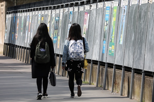 Affiches électorales le long d'une rue de Paris, en vue des prochaines élections européennes. (Photo : LUDOVIC MARIN/AFP/Getty Images)