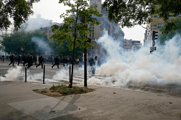 Tirs de gaz lacrymogènes de la police anti-émeute contre les manifestants participant aux manifestations annuelles du 1er mai 2019 à Paris, France. (Photo : Christopher Furlong/Getty Images)