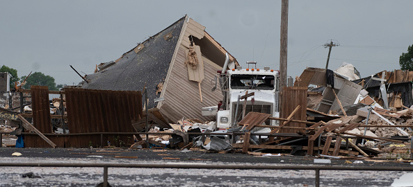 -Un camion semi-remorque est couché dans les décombres après qu'une tornade se soit abattue sur l'American Budget Value Inn le 26 mai 2019 à El Reno, dans l'Oklahoma. Au moins deux personnes ont été tuées dans la banlieue d'Oklahoma City. Photo par J Carter Carter / Getty Images.
