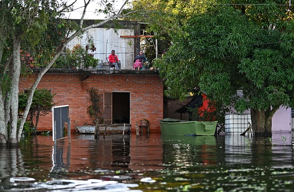 -Le niveau de l’eau du fleuve Paraguay, qui augmente fortement et a déjà provoqué le déplacement de quelque 70 000 familles, risque d’atteindre "le niveau de catastrophe" à Asunción. Le 26 mai 2019. Photo par Norberto DUARTE / AFP / Getty Images.