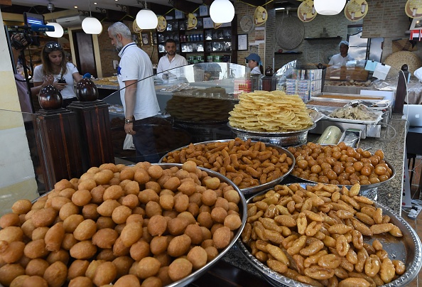 -La pâtisserie al-Rabat Sweets and Bakery, fondée par des immigrants iraquiens aux Émirats arabes unis, est photographiée pendant le mois sacré musulman du Ramadan, à Sharjah, le 28 mai 2019. Photo de KARIM SAHIB / AFP / Getty Images.