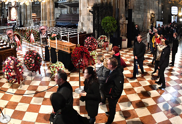 -Des gens font la queue devant le cercueil du triple champion du monde autrichien de Formule 1 Niki Lauda à la cathédrale Saint-Étienne de Vienne lors de ses funérailles le 29 mai 2019. Photo de JOE KLAMAR / AFP / Getty Images