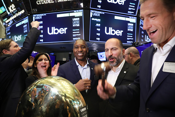 Le cofondateur d'Uber, Ryan Graves (à droite), se tient devant le PDG, Dara Khosrowshahi, alors qu'il sonne une cloche cérémoniale pour marquer le premier échange de la société Uber à la bourse de New York  bourse le 10 mai 2019.(Photo : Spencer Platt/Getty Images)