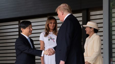 Japon: Trump, premier hôte du nouvel empereur, dans le vif du sujet