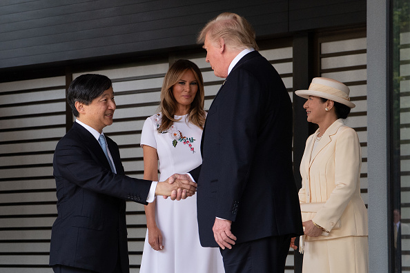 -Le président américain Donald Trump et la première dame Melania Trump font leurs adieux à l'empereur Naruhito et l'impératrice Masako alors qu'ils quittent le palais impérial le 27 mai 2019 à Tokyo, au Japon. Photo de Carl Court - Pool / Getty Images.
