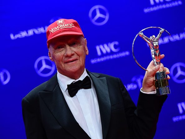 -Le 18 avril 2016, Niki Lauda, pilote autrichien de Formule 1, pose avec son trophée dans la catégorie Réalisation à la cérémonie de remise des prix Laureus World Sports 2016. Photo TOBIAS SCHWARZ/AFP/Getty Images.