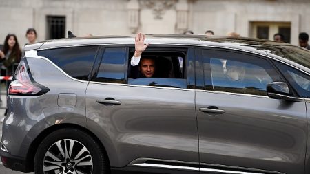 En excès de vitesse un chauffeur d’Emmanuel Macron tente ensuite d’échapper à la police