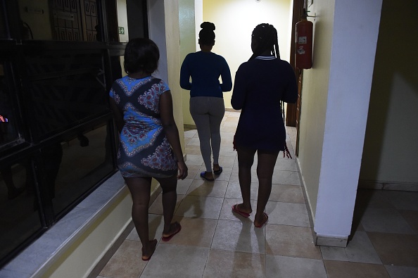 -Des prostituées quittent un hôtel dans le sud du Nigéria, le 29 mars 2017. À Benin City, capitale de la migration illégale au Nigéria, personne ne prononce le mot "prostitution". Le mot dans la rue pour les jeunes filles qui partent pour l'Italie ou la France est "bousculé". Environ 37 500 Nigérians sont arrivés en Italie par bateau en 2016, soit plus que tout autre pays africain. Photo PIUS UTOMI EKPEI / AFP / Getty Images.