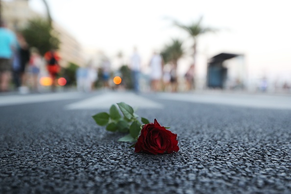 Une photo montre une rose posée sur la "Promenade des Anglais" à Nice, dans le sud de la France, après une cérémonie commémorative marquant le premier anniversaire de l'attaque d'un camion djihadiste qui a tué 86 personnes le 14 juillet 2017.  (Photo : VALERY HACHE/AFP/Getty Images)