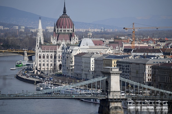 La rive du Danube avec le plus ancien pont hongrois  et le parlement. (Photo : ATTILA KISBENEDEK/AFP/Getty Images)