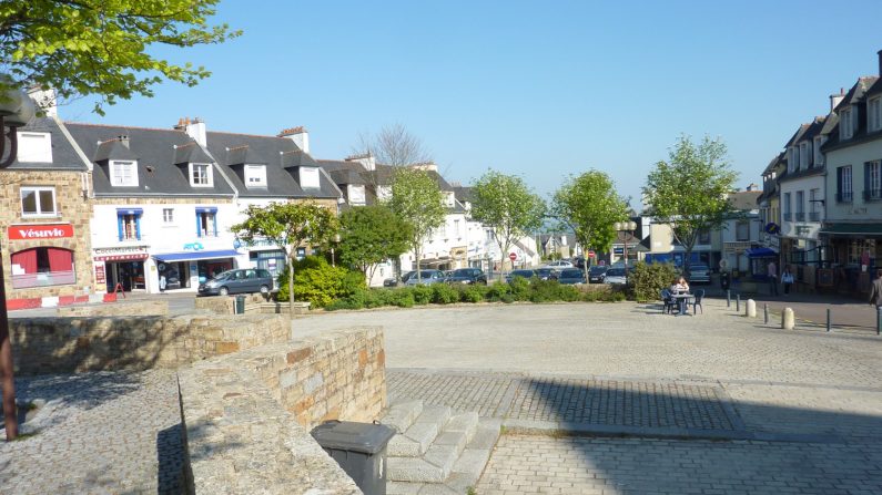 Vue de la place principale de Plougastel-Daoulas. Crédit : Wikimedia Commons. 