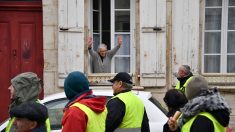 Gilets jaunes – Une femme de 90 ans demande aux forces de l’ordre de rejoindre les manifestants : « Avec nous les policiers ! »