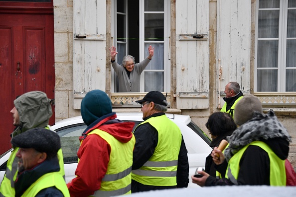 Une femme salue les manifestants à sa fenêtre le 15 décembre, pendant l'acte V des Gilets jaunes, à Rochefort (Charente-Maritime). Photo d'illustration. Crédit : XAVIER LEOTY/AFP/Getty Images.