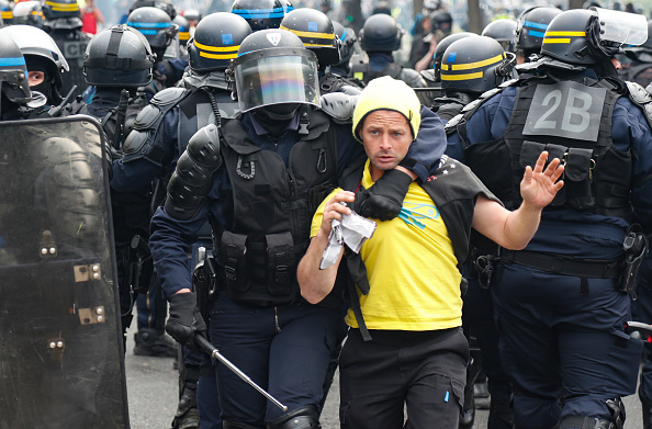 Un policier arrête un manifestant le 1er mai, à Paris. Photo d’illustration. Crédit : ZAKARIA ABDELKAFI/AFP/Getty Images.