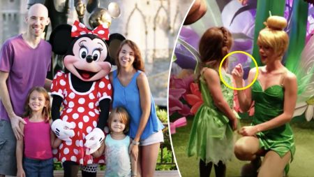 Une famille sourde en visite à Disney World. Elle est touchée par l’accueil unique