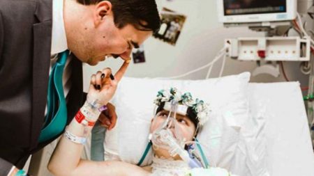 Une jeune mariée de 19 ans atteinte d’un cancer rêvait de se marier à l’hôpital alors qu’elle n’avait plus que quelques heures à vivre