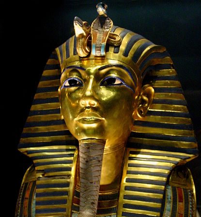 -Illustration- Le célèbre masque funéraire de Toutânkhamon, exposé au musée égyptien du Caire. Wikipédia  auteur Bjorn Christian Torrissen.