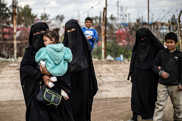 Des épouses de djihadistes et leurs enfants dans le camp d’Al-Hol, en Syrie. Crédit : DELIL SOULEIMAN/AFP/Getty Images.