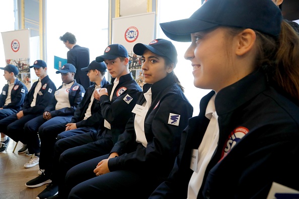 Des jeunes arborant l’uniforme du Service national universel photographiés le 18 avril 2019 à Paris lors de la présentation du dispositif. Crédit : FRANCOIS GUILLOT/AFP/Getty Images.