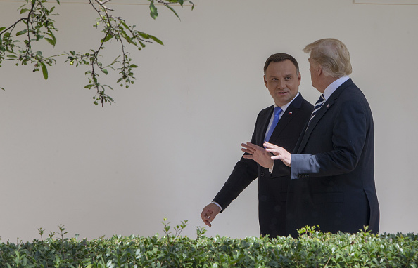 Le Président américain Donald Trump et le Président polonais Andrzej Duda se rendent au bureau ovale de la Maison Blanche le 18 septembre 2018. à Washington, DC. C'était le premier voyage de Duda à la Maison Blanche. (Photo : Tasos Katopodis-Pool via Getty Images)