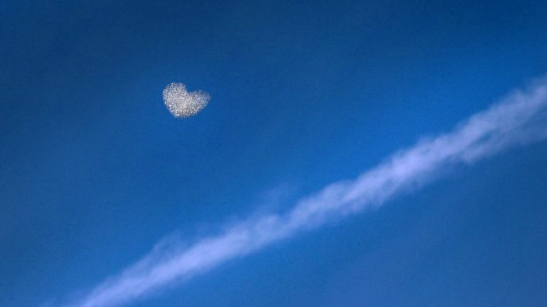 Un cœur flottant dans le ciel bleu de Francfort-sur-le-Main, en Allemagne, le 12 octobre 2018. (Daniel Roland/AFP/Getty Images)