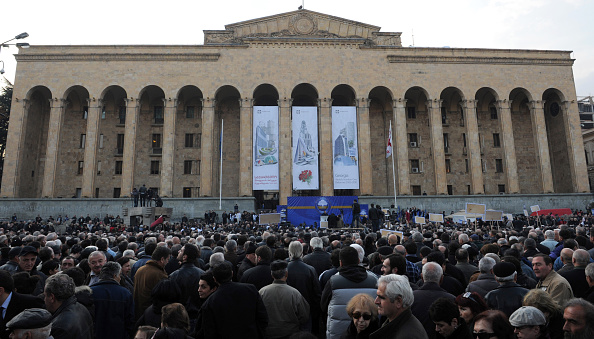 -Illustration- Des manifestants ont protesté devant le parlement contre la prise de parole devant l'Assemblée géorgienne du député russe Sergueï Gavril dans le cadre d'une rencontre annuelle de l'Assemblée interparlementaire sur l'orthodoxie. Photo VANO SHLAMOV / AFP / Getty Images.