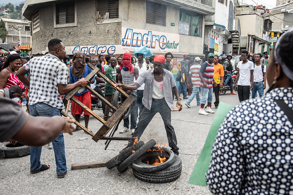 Des gens manifestent dans les rues de Port-au-Prince, le 29 mars 2019, pour demander la destitution du président haïtien, Jovenel Moïse. (Photo : VALERIE BAERISWYL/AFP/Getty Images)