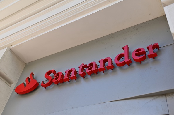 -Le logo d'une banque Santander est présenté à Madrid le 14 mai 2019. Le géant bancaire espagnol Santander veut supprimer environ 3 700 emplois en Espagne, soit environ 10% de ses effectifs dans le pays, a déclaré un représentant syndical. Photo de GABRIEL BOUYS / AFP / Getty Images.